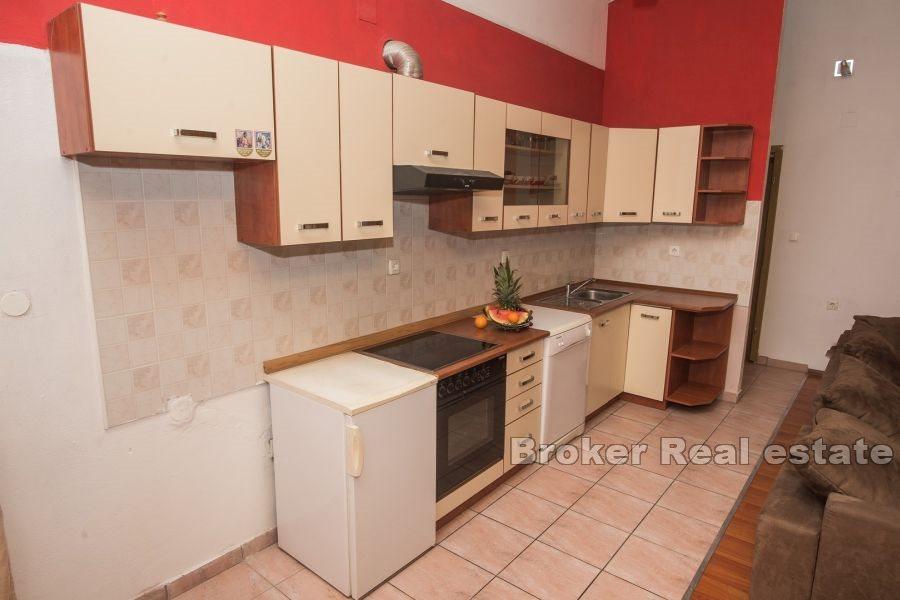 Apartmanska kuća s bazenom