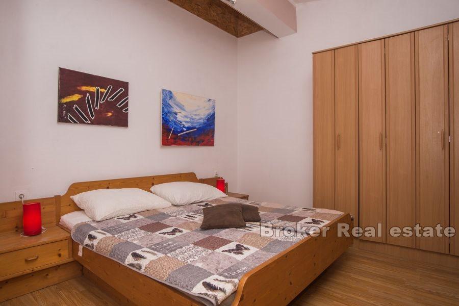 Dom z apartamentami z basenem