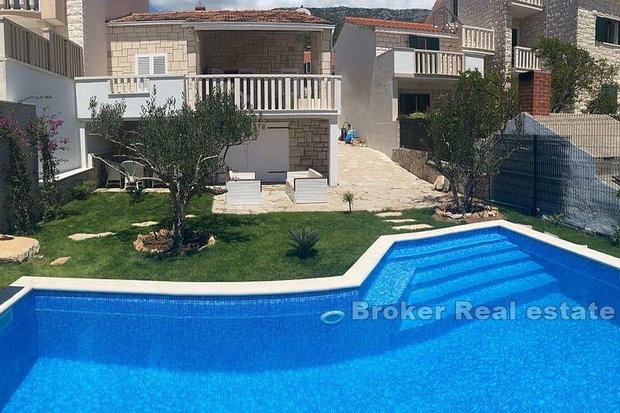 Maison en pierre avec piscine et vue mer