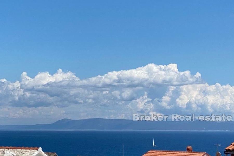 Kamenný dům s bazénem a výhledem na moře