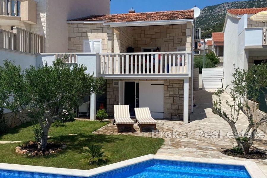 Casale in pietra con piscina e vista mare