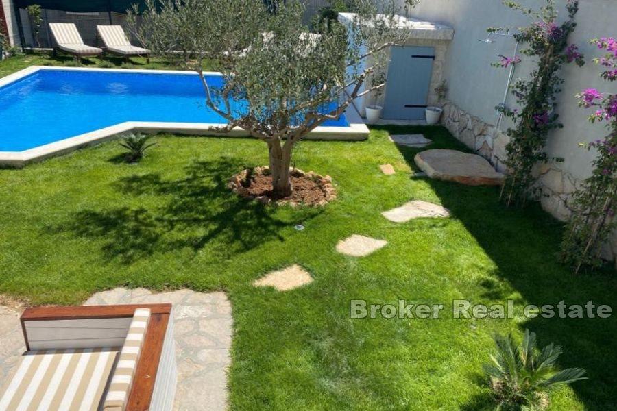 Steinhus med basseng og havutsikt