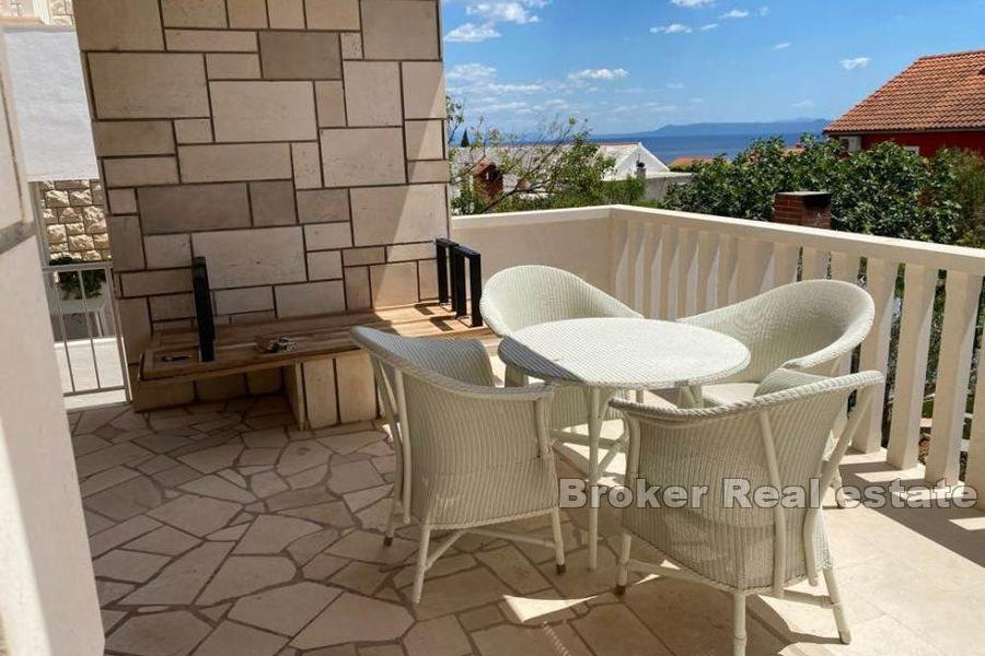 Casale in pietra con piscina e vista mare