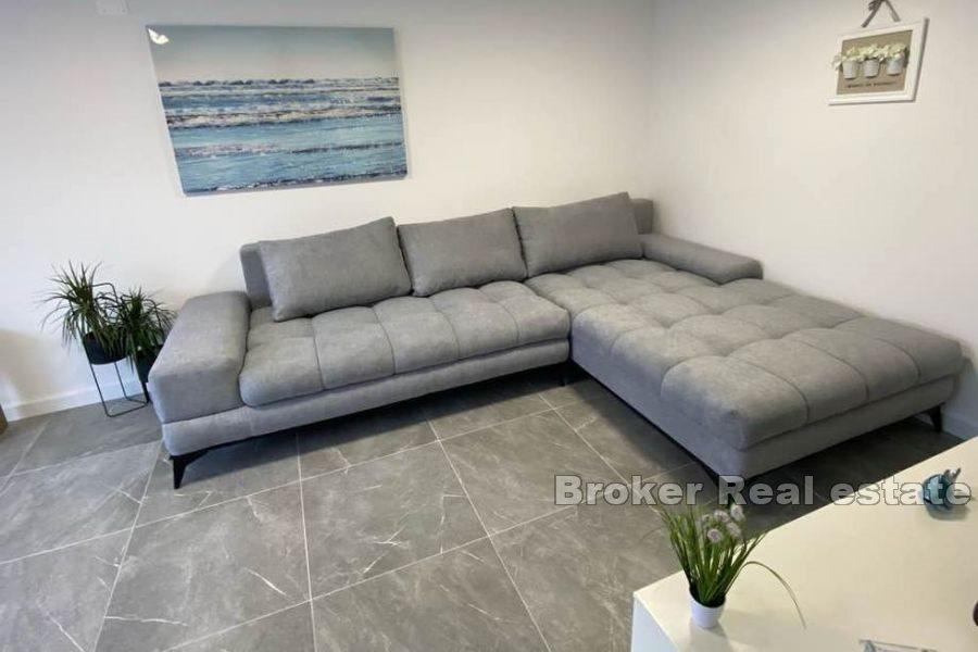 Stenhus med pool och havsutsikt