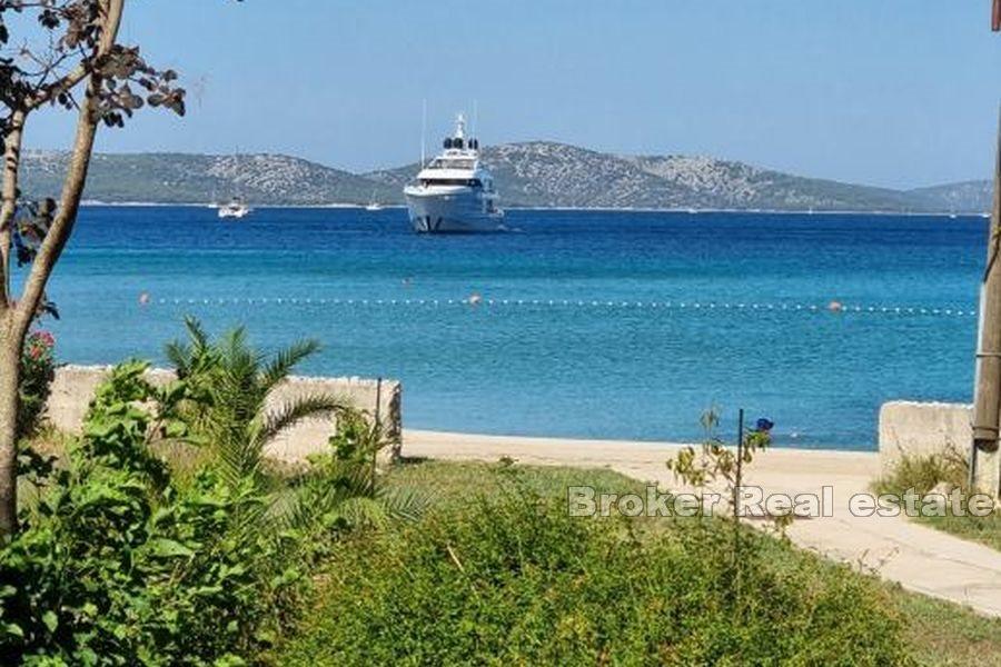 Parhus i första raden mot havet