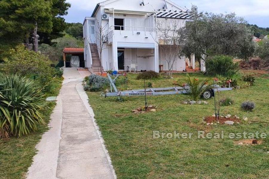 Parhus i första raden mot havet