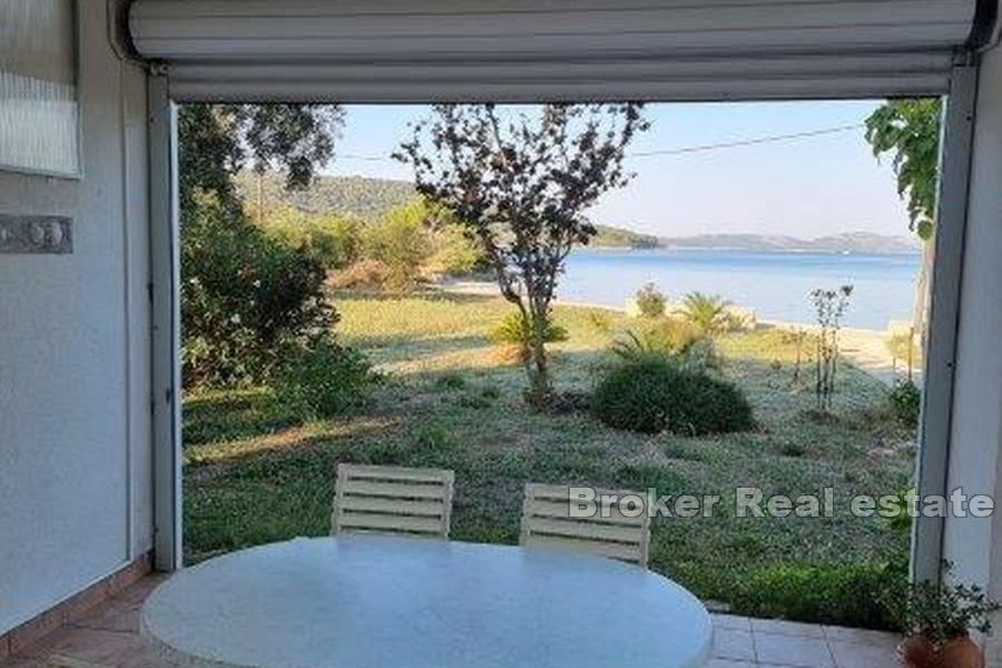 Tomannsbolig i første rad til sjøen