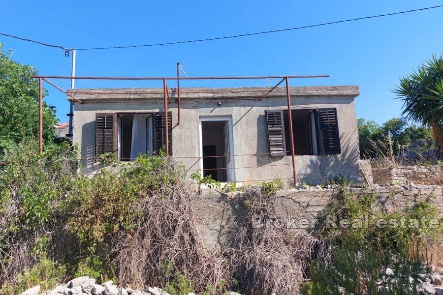 Građevinsko zemljište sa kućom za renovaciju