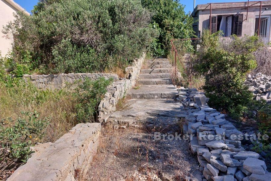 Stavební pozemek s domem k rekonstrukci