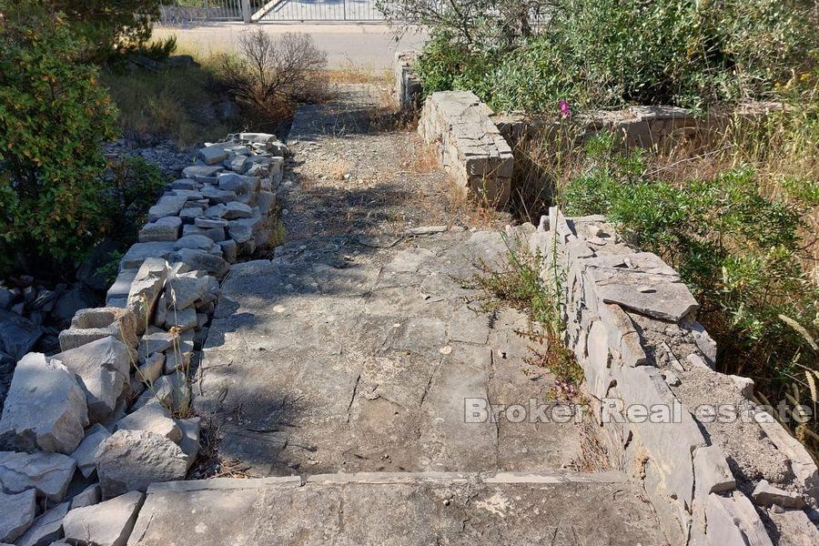 Građevinsko zemljište sa kućom za renovaciju