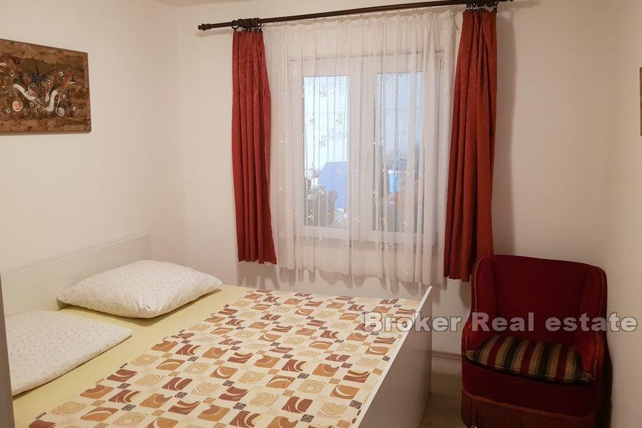 Dom z apartamentami z otwartym widokiem na morze