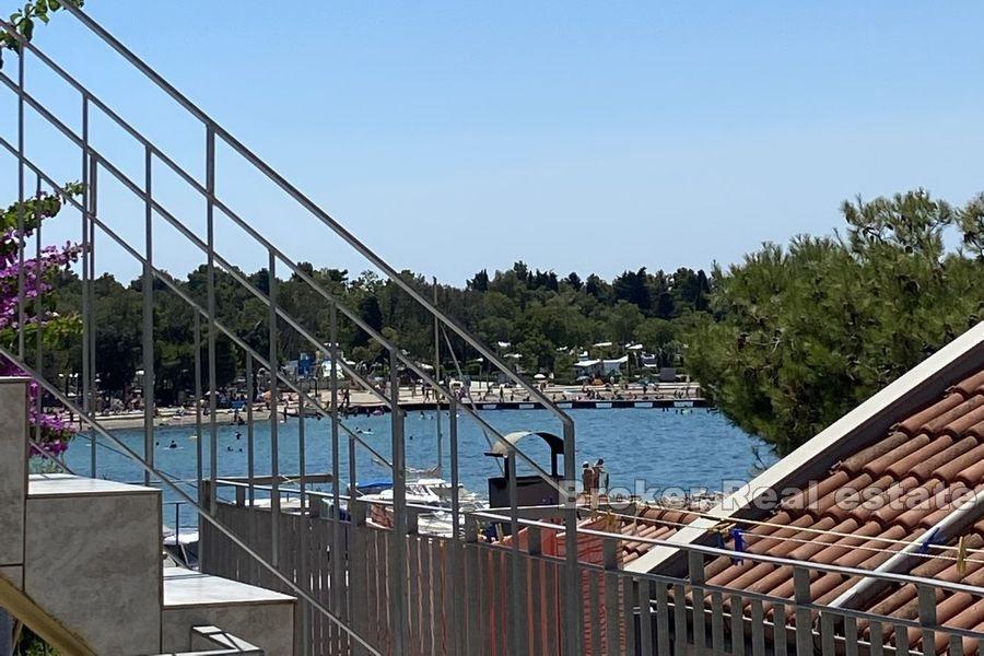 Hyreshus i andra raden mot havet