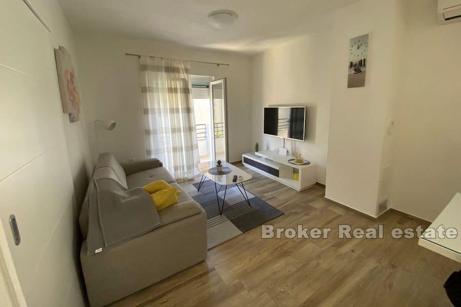 Hyreshus i andra raden mot havet