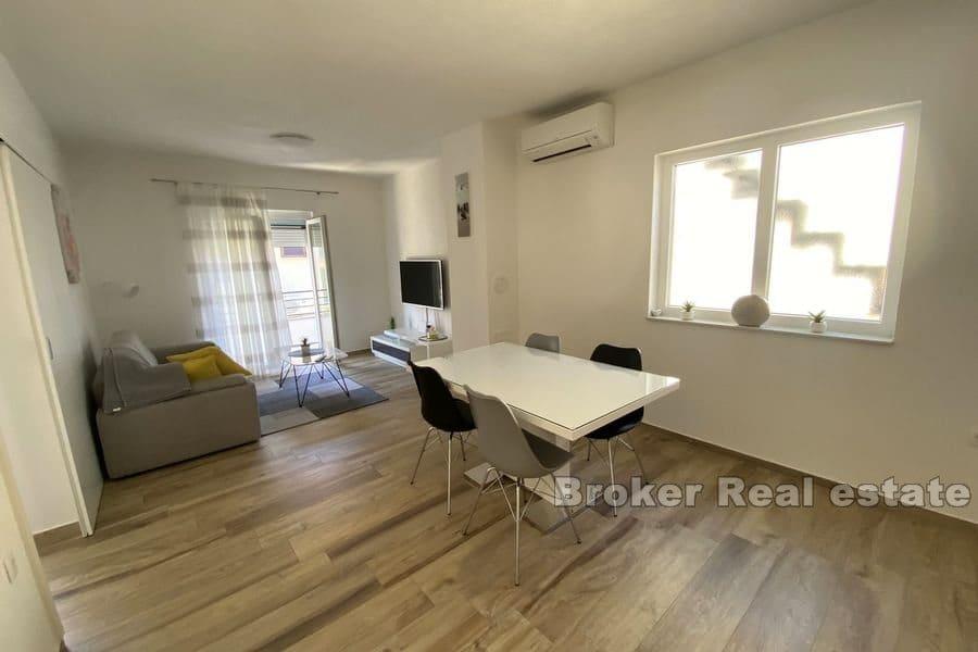 Hyreshus i andra raden mot havet