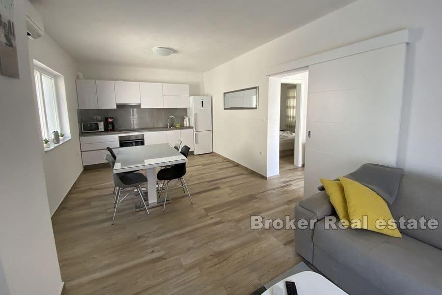 Hyreshus i andra raden mot havet