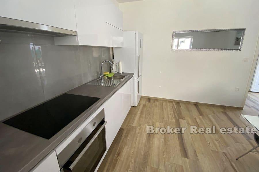 Hyreshus i andra raden mot havet