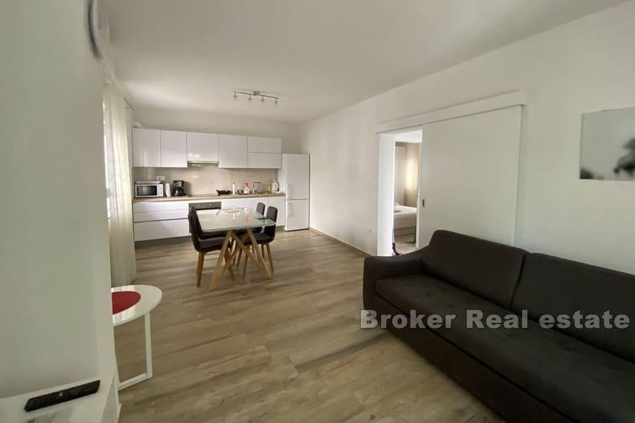 Apartmanska kuća u drugom redu do mora