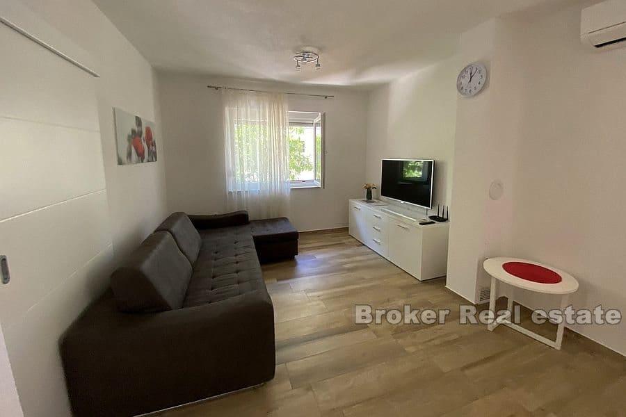 Apartmanska kuća u drugom redu do mora