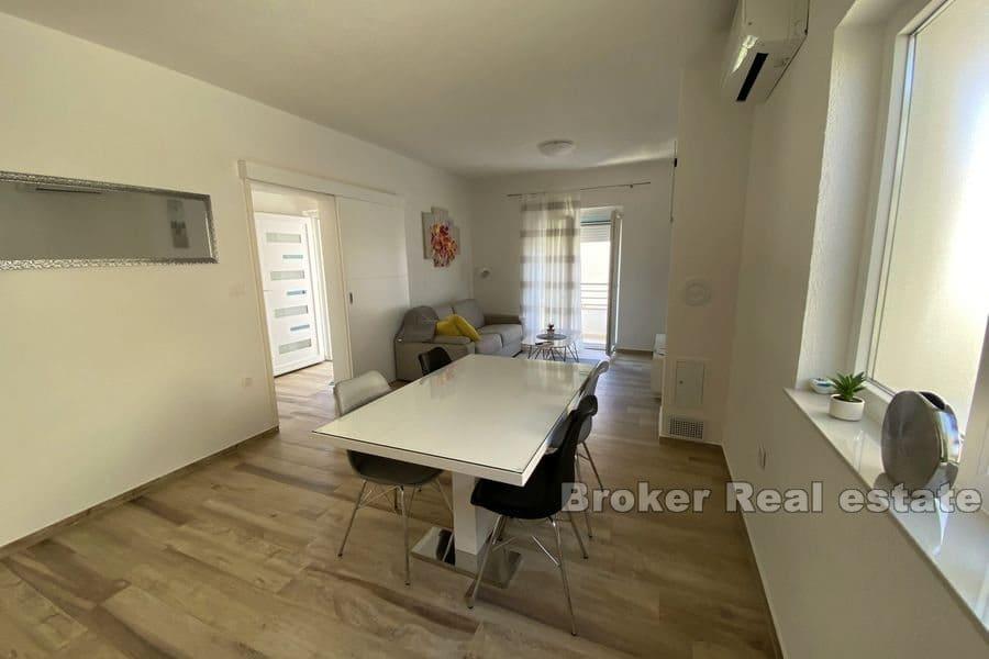 Apartmanska kuća u drugom redu do mora