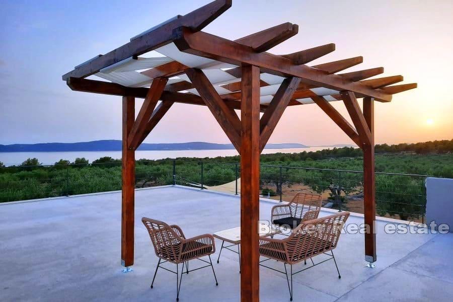 House with pool and sea view