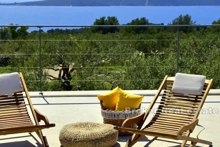 Hus med pool och havsutsikt