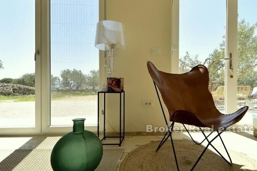 Hus med pool och havsutsikt