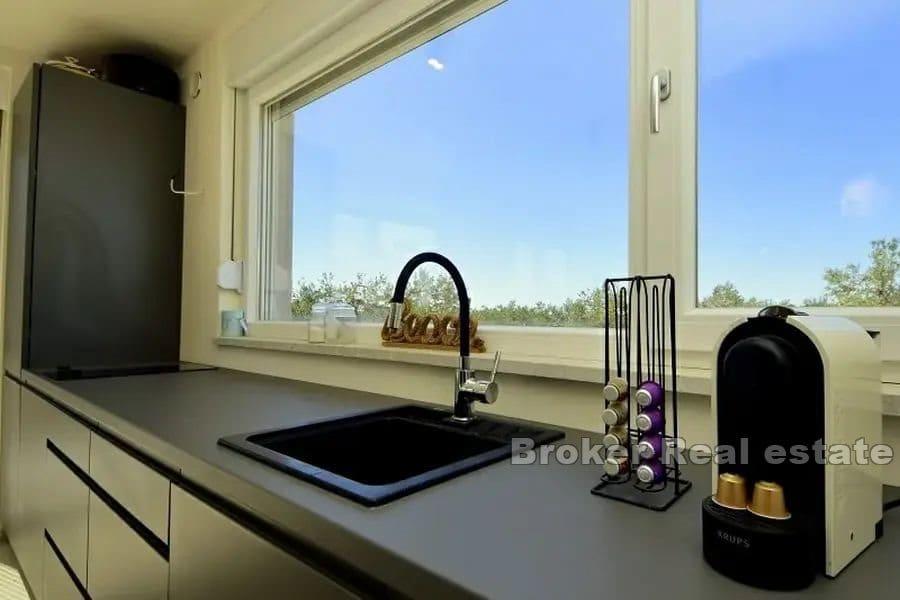 Hus med pool och havsutsikt