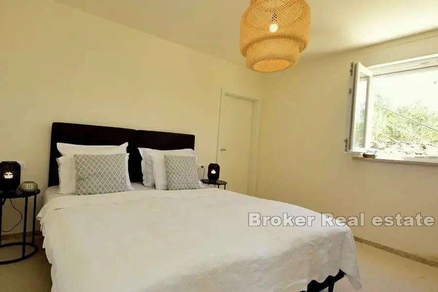 House with pool and sea view