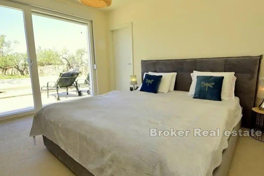 House with pool and sea view