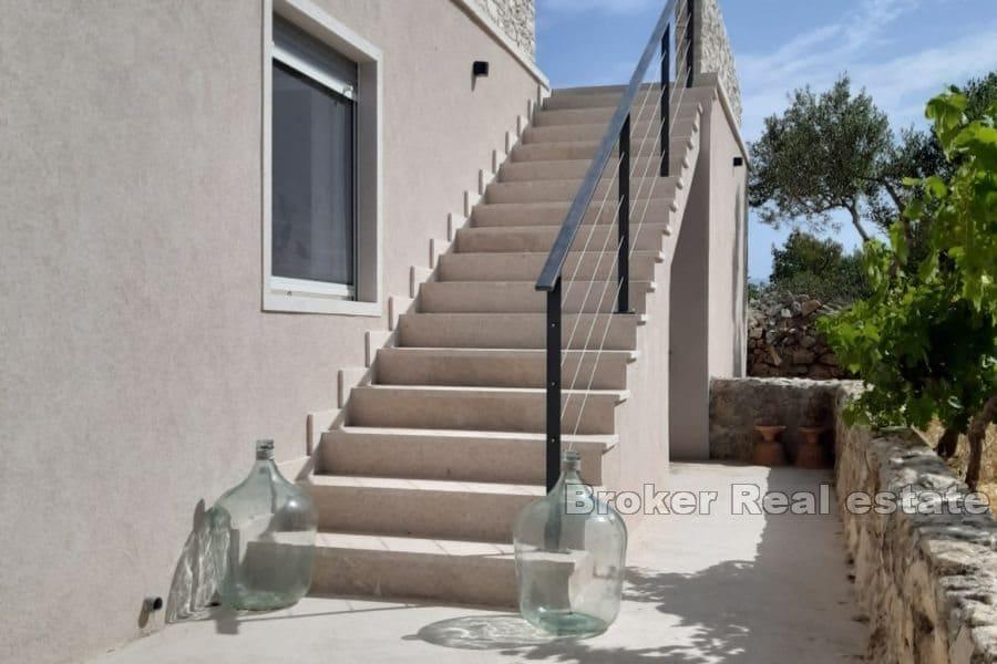 House with pool and sea view