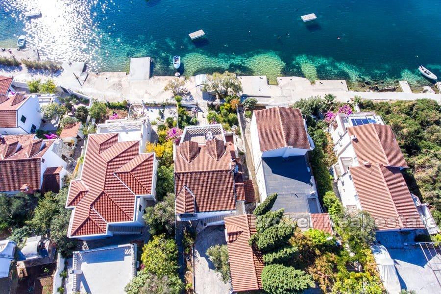 House in the first row to the sea