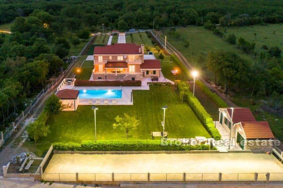Beautiful large estate in a quiet location