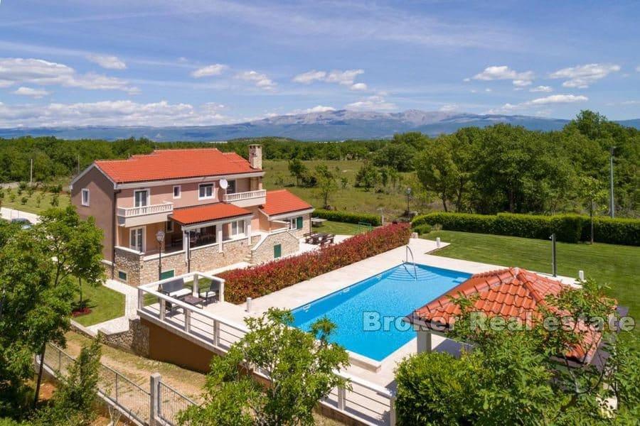 Beautiful large estate in a quiet location