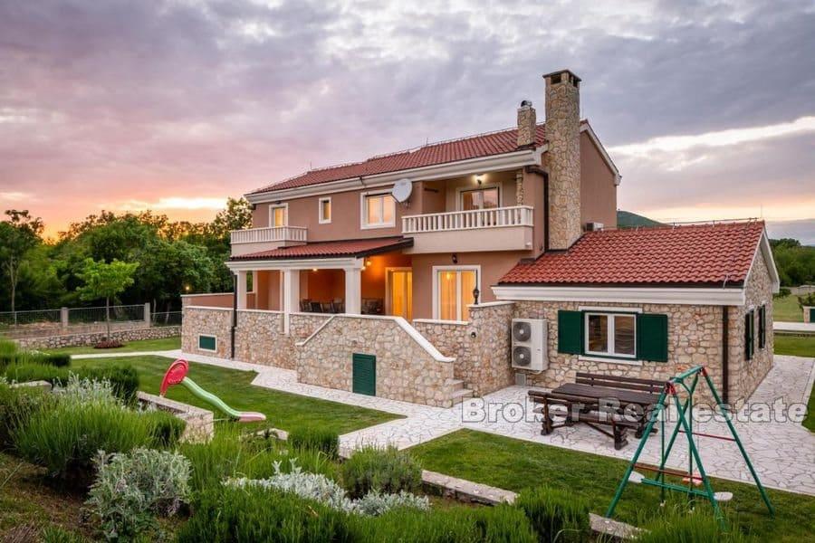 Beautiful large estate in a quiet location