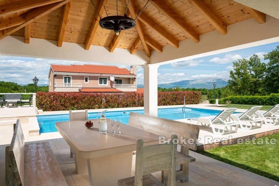 Beautiful large estate in a quiet location