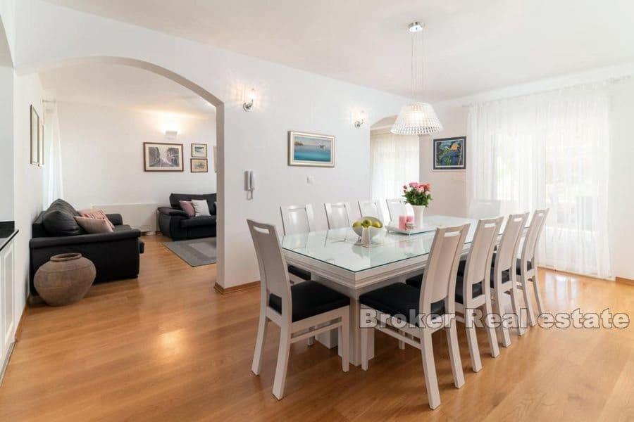 Beautiful large estate in a quiet location