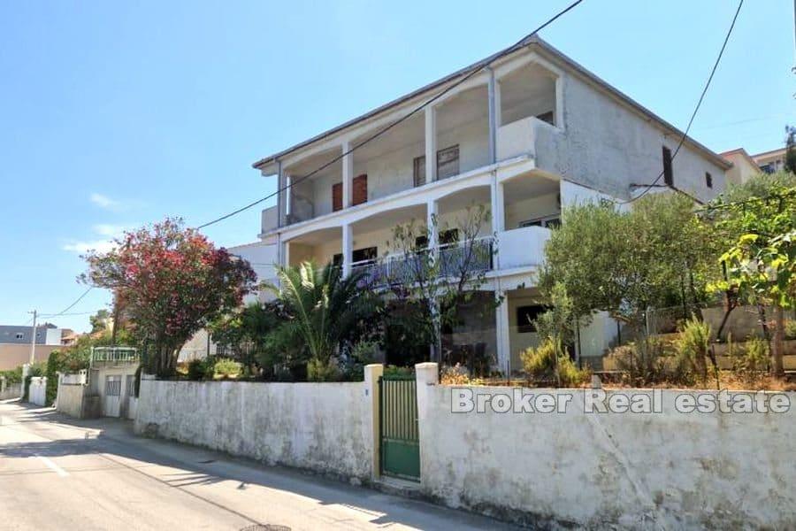 Maison première rangée de la mer