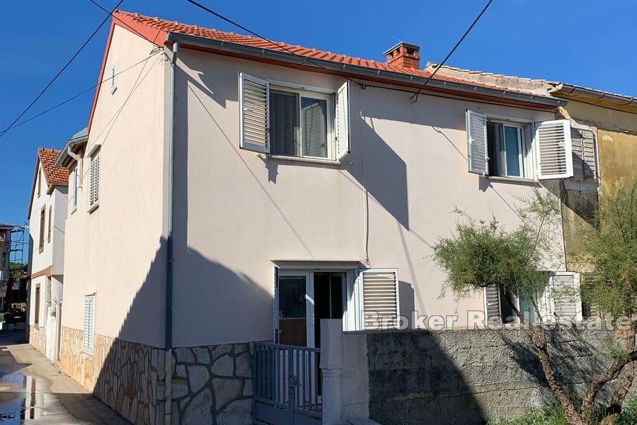 Semi-detached house in first row to the sea