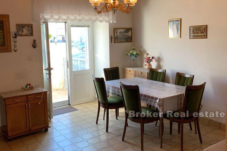 Tomannsbolig i første rad til sjøen