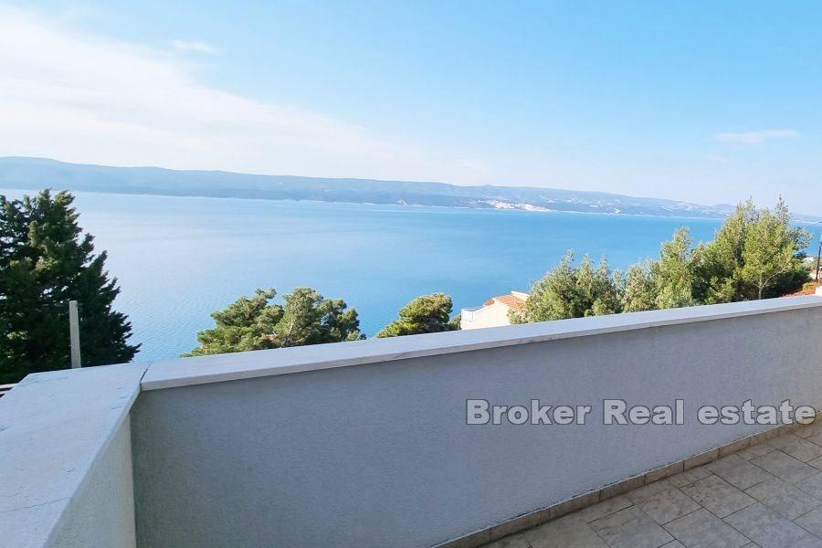 House with pool and sea view