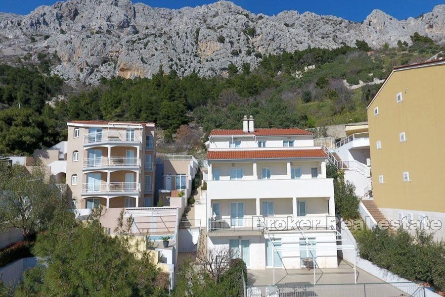 House with pool and sea view