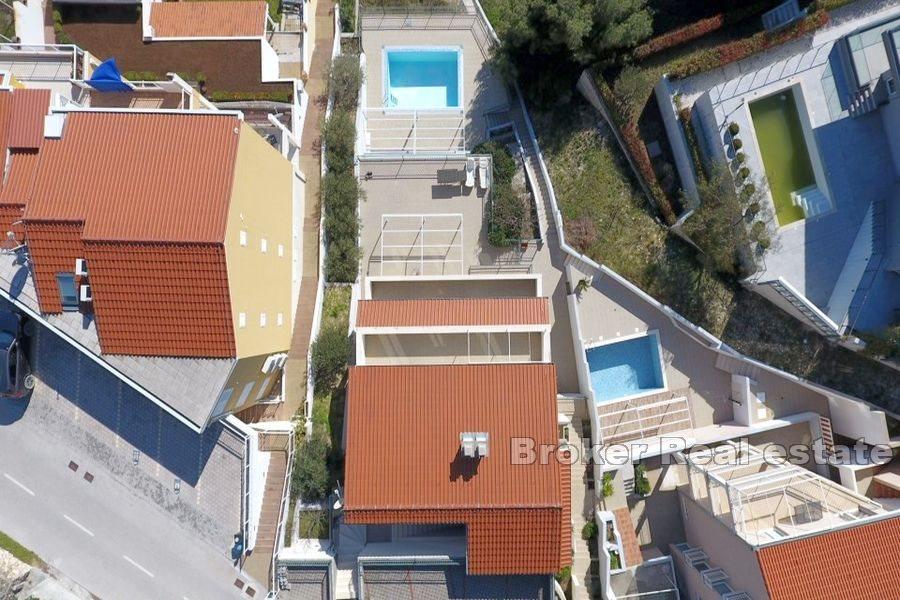 Hus med pool och havsutsikt