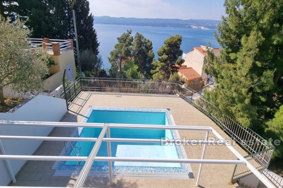 House with pool and sea view