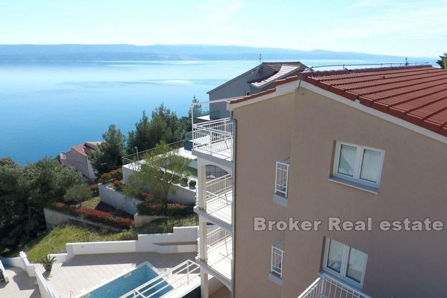 House with pool and sea view