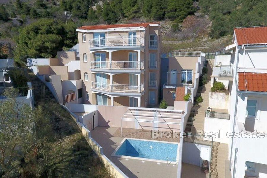 House with pool and sea view