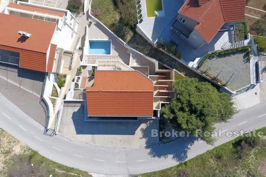 House with pool and sea view