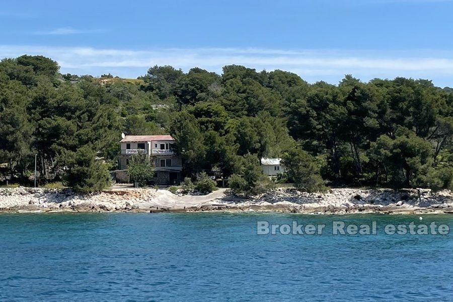 Maison au premier rang de la mer