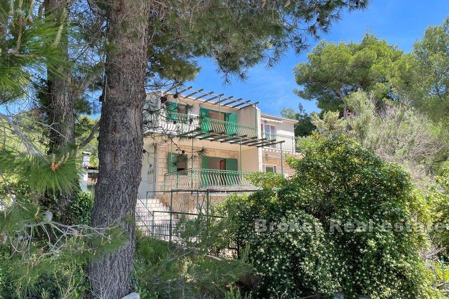 Maison au premier rang de la mer