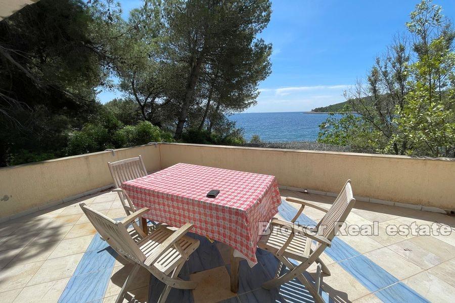 Maison au premier rang de la mer