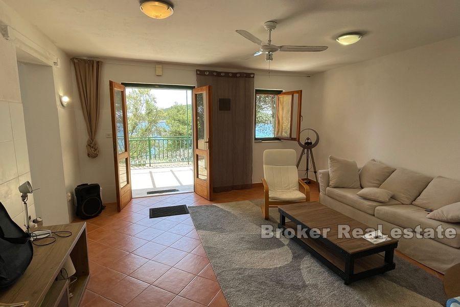 Maison au premier rang de la mer